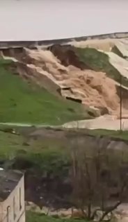 В Махачкале в результате наводнения рухнул дом, пристроенный к многоэтажке. Обошлось без пострадавших. Жителей ещё нескольких домов эвакуируют.  «В результате подтопления из-за обильных дождей произошло обрушение пристройки к одному из многоквартирных домо