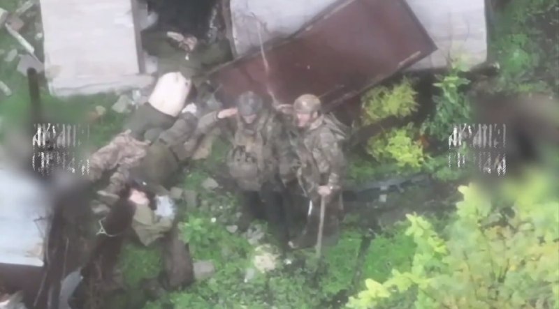 חיילי סער VDV, אחד מהם עם רגל תותבת, הורגים שני חיילים אוקראינים.