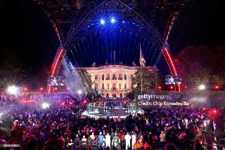 ФБР предотвратило атаку на турнир по UFC, прошедший у Белого дома 14 июня в рамках празднования 80-летия Трампа, задержаны несколько подозреваемых в подготовке атаки, сообщил директор ФБР Каш Патель.По данным CBS News и Fox News, злоумышленники планировали