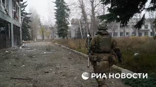 Минобороны России распространило кадры с военными, развернувшими флаг России в центре Покровска (российская сторона называет город Красноармейском) в Донецкой области.Минобороны также сообщило о взятии под контроль города Волчанск в Харьковской области.Укр