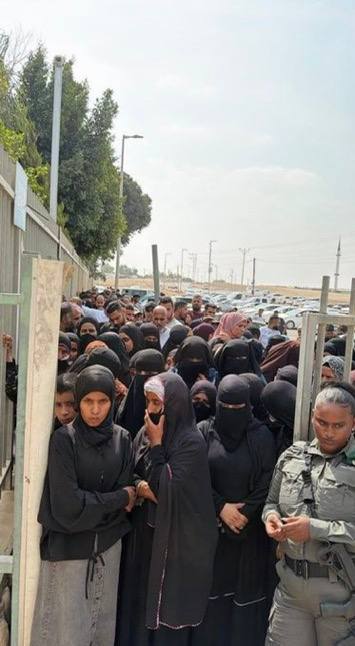 נשים מוסלמיות בניקאבים ובבורקות מצביעות היום בבחירות בישראל.