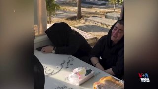 The anguish of Amirhossein Sheikhboo’s mother, one of the slain of Dey 1404, at her son’s grave