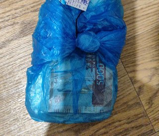 Житель Иркутска украл у женщины три миллиона рублей, которые она собиралась перевести мошенникам, сообщает МВД.По данным полиции, мошенники убедили 37-летнюю жительницу Иркутска, что ее сбережения находятся в опасности, и предложили их «сохранить». Шесть м