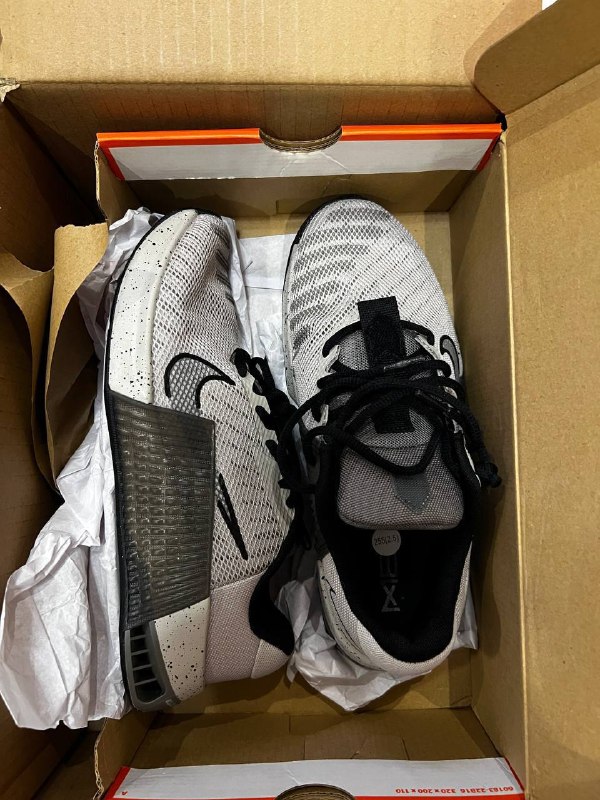 Новая обувь: серо-белая, размер 40.5