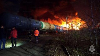 Под Екатеринбургом сошли с рельсов 20 грузовых вагонов. Загорелись цистерныВ Свердловской области на железнодорожном перегоне Решеты — Седельниково сошли с рельсов 20 вагонов грузового состава. В результате загорелись семь цистерн, пишет ТАСС со ссылкой на