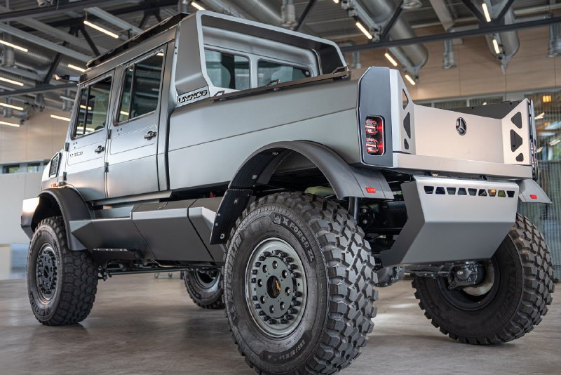 Mercedes превратил Unimog в грузовой пикап 3