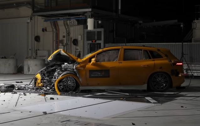 Mercedes первой в мире «столкнула лбами» два электромобиля. 1