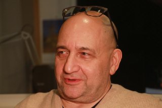 В Петербурге застрелили архитектора Александра Супоницкого, стрелок совершил самоубийство — РБК со ссылкой на источник в правоохранительных органах «Он вышел с дочкой к лифту, там был мужчина с карабином, который выстрелил в него. Потом [стрелявший] спусти