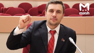 Кандидата от КПРФ и блогера Николая Бондаренко задержали в Саратове за демонстрацию нацистской символики — если суд признает его виновным, то он не сможет участвовать в выборах.По словам политика, десять полицейских принудительно доставили его в Октябрьски