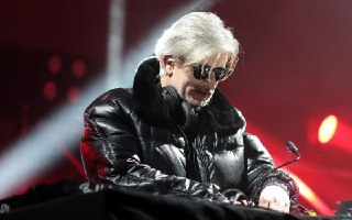 Умер диджей Kavinsky, автор трека Nightcall из фильма «Драйв», сообщает Le Parisien. Венсану Белорже было 50 лет.