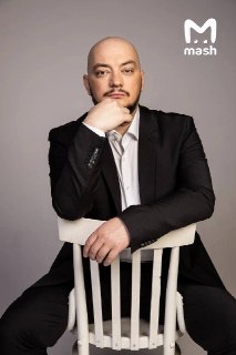Актёру и комику Роману Юнусову стало плохо во время спектакля в Театре Терезы Дуровой — у него появилась одышка и учащенное сердцебиение. Сейчас артиста осматривают медики.Реанимация не понадобилась. Сегодня Юнусов играл в спектакле "Подыскиваю жену, недор