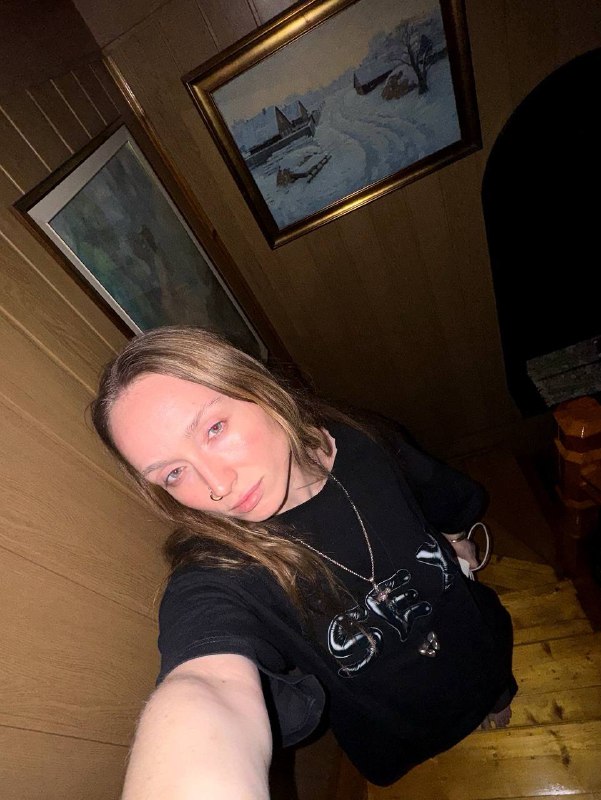 У меня бабушкины скулы и любовь к черному гардеробуУ меня бабушкины скулы и любовь к черному гардеробу