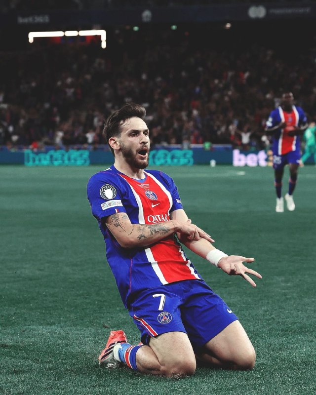 Football Twitts: این پسر اگه اسپانیایی یا فرانسوی بود قیمتش ۲۰۰ میل بود و چون تو جام جهانی حضور داشت ، بیشک خوب کار میکرد و توپ طلارو م