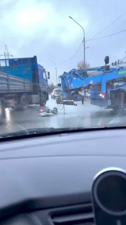 תאונה מסיבית אירעה לפנות בוקר ברחוב ויבורנאיה. שם פגע מנוף משאית במיניוואן, שטס לתנועה מתקרבת והתנגש ב-VAZ…