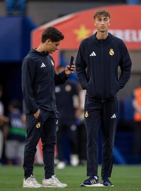 رئال مادرید | Real Madrid: اردا گولر و دین هویسن در زمین مسابقه.❤️🄸 @RealMadridFans