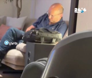 בנט ממתין לטיסה במועדון יוקרתי בנתב"ג