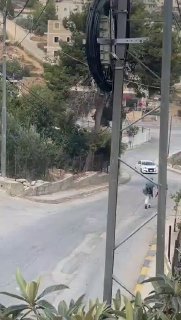 מתנחלים חמושים מסתערים על אזור אום רוקבה בעיירה אלח'דר, דרומית לבית לחם.