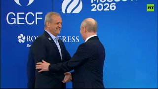 ולדימיר פוטין מברך את נשיא איראן פז'קיאן בפסגת GECF