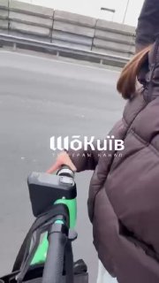 בקייב, אנשים חוצים גשרים על קטנועים, וכביש חרקוב כמעט משותק