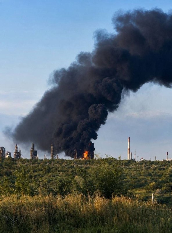 The moment a Ukrainian FP-1 long range drone struck the Wildberries complex in Krasny Bor, setting it on fire.