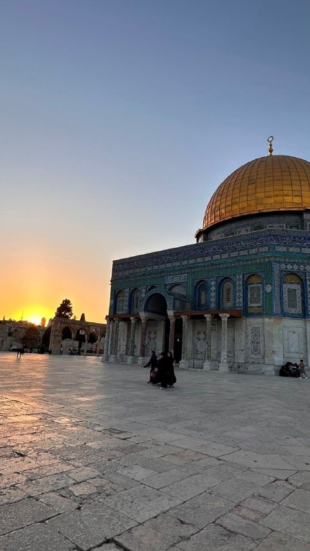 المسجد الأقصى يستقبل المصلين في أجواء غروب الشمس
