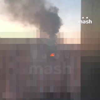 Украинский БПЛА повредил жилой 16-этажный дом в Уфе. Обломки разнесли балкон на 10-м этаже в Ленинском районе — в квартире пожар, огонь распространяется к крыше.По словам местных, до этого они слышали 13 взрывов. На дорогах возгорания после падения обломко