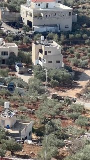 צה"ל דוחף כלי רכב צבאיים המיועדים להפצצה לתוך היישוב ביתא מדרום לשכם, לקראת הריסת שני בתים בעיירה.