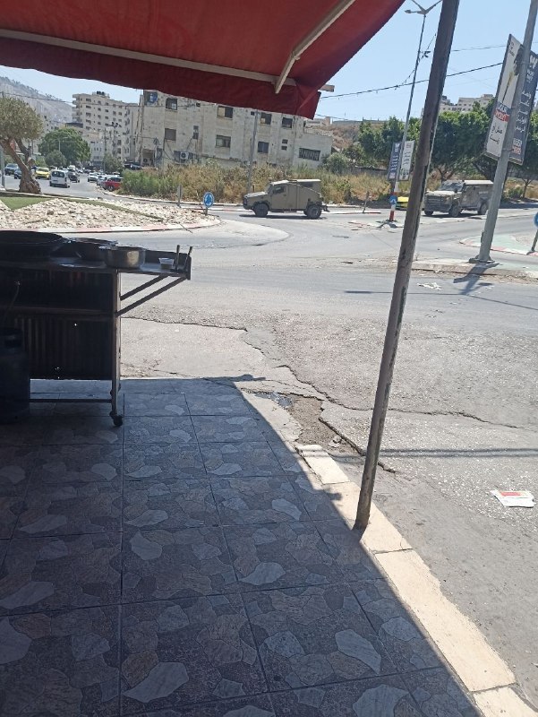 מעקב אחר נסיגת כוחות הכיבוש מהעיר העתיקה לכיוון מחסום דיר שרף.