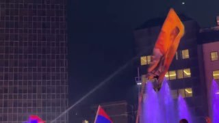 תמונה של מרים הבתולה במרכז בלגרד. תומכי רשימת הסטודנטים חוגגים את ניצחון האיגוד שלהם בבחירות בסרביה.