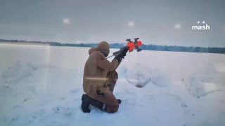 Дроны-перехватчики для защиты гражданских объектов появились в России. По данным Mash, для начала их поставят чоповцам.Беспилотники называются "Варвар". Их вес — 3 кг. Дальность автозахвата: до 250 м. Максимальная высота и дальность полёта: до 2000 м. Врем