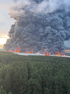 В Подмосковье атакованы склад Wildberries в деревне Коледино (Подольск) и логистический центр в Домодедово, распространяются кадры очевидцев.Губернатор Воробьев написал, что «Московская область подверглась одной из самых массированных атак беспилотников за