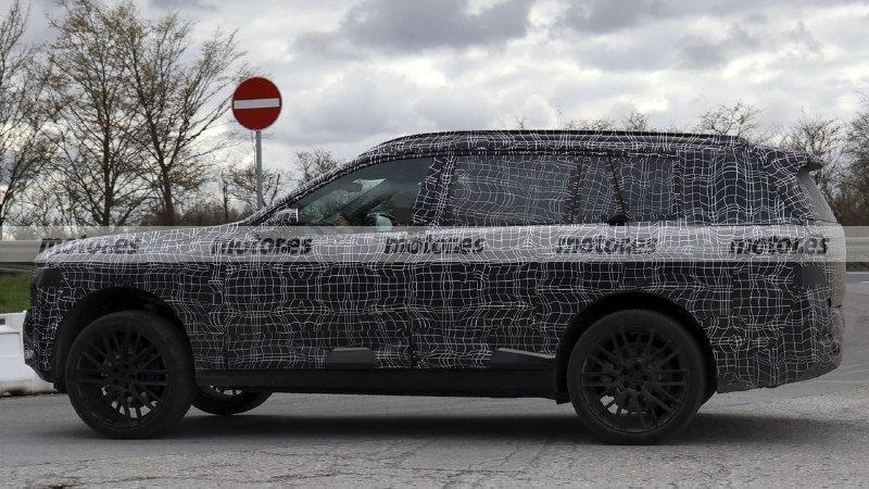 BMW тестирует флагманский электрокроссовер iX7 3