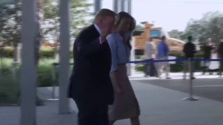 טראמפ הגיע לתחנת הבחירות יחד עם הגברת הראשונה מלניה טראמפ, להצבעה מוקדמת בפאלם ביץ', פלורידה.