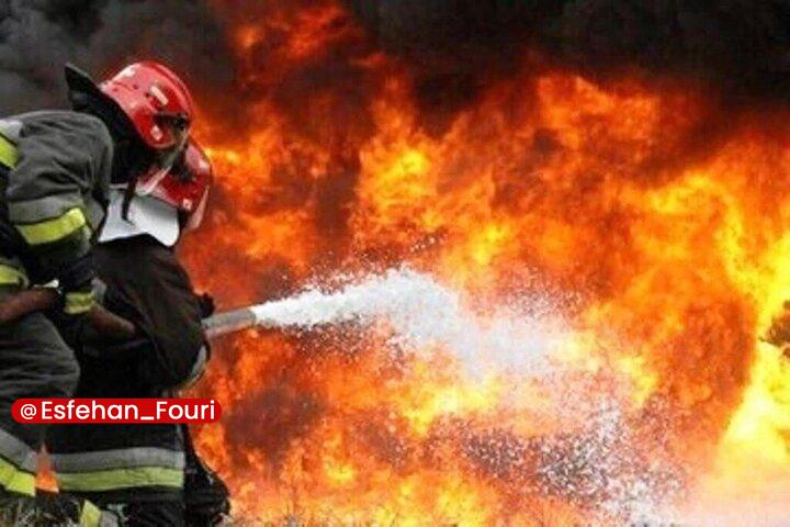 اصفهان فوری: آتش‌سوزی در انبار یک واحد مرغداری در کاشان مهار شد🔹سخنگوی سازمان آتش‌نشانی و خدمات ایمنی شهرداری کاشان از مهار آتش‌سوزی 