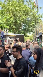 🎥 המוני אנשים ואנשי תקשורת בטקס הלוויה של אכבר עבדי