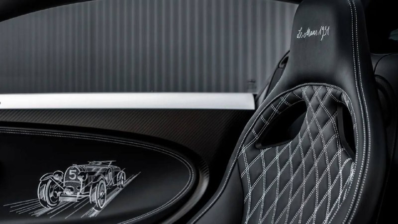 Bugatti представила винтажную версию гиперкара Chiron 4