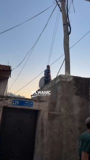 مستوطن يؤدي طقوساً تلمودية فوق منزل عائلة بسلوان