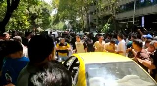 🚨🚨 תחילת יירוט נהגים והתקפה קרקעית של שוטרים עם גז מדמיע ואלות ברחוב וליאסר בטהרן