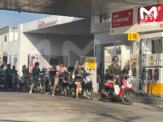 Очереди на заправках на Пхукете после новостей о закрытии Ормузского пролива — российские туристы и местные бросились заливать полные баки и канистры из-за вероятного подорожания бензина с 4 марта.Люди толпятся с вечера в Банг Тао и Банг Чаке — на некоторы