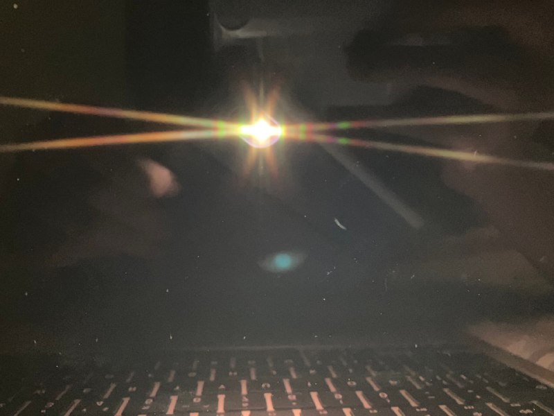 用 Mac 当背景拍照的时候，手机直接砸到屏幕上了，因为距离近，心想也没啥，但是发现擦出的印子压根擦不了，当时心里就想，完了