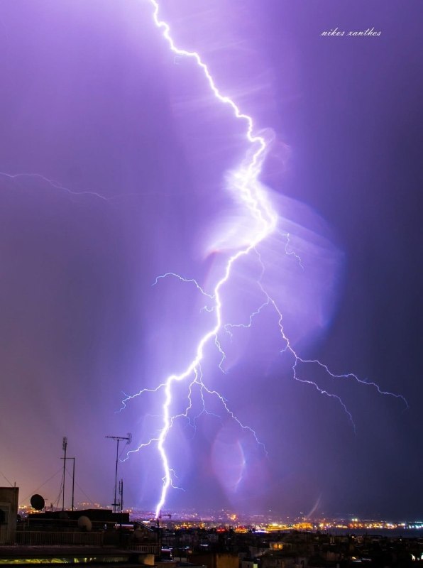 سبزه میدان: برخورد صاعقه در شهر سالونیک، مقدونیه، یونان. ۳ سپتامبر ۲۰۲۶.⚡️⚡️⚡️@sabzemeydan