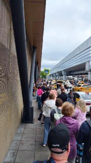 В московских аэропортах Шереметьево, Внуково и Домодедово на фоне ограничений из-за атак беспилотников отменены или задержаны более 500 рейсов, следует из онлайн-табло аэропортов.По подсчетам Msk1, в Шереметьево отменены в общей сложности 169 рейсов, такое