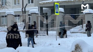 Шесть человек госпитализированы с ранениями в различные больницы Уфы. Среди них — 35-летний охранник общежития, его ударили ножом в челюсть и бедро.Что ещё известно о состоянии пострадавших?— неизвестный, 24 года. Госпитализирован в ГКБ № 13 с проникающим 