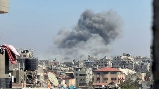 תמרות עשן עולות בעוצמה; כתוצאה מהפצצת חיל האוויר של הכיבוש, נבנה בית למשפחת "אל-סראג'" במחנה הפליטים בורייג…