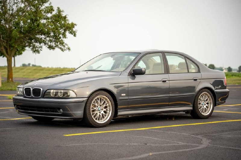 Сегодня в центре внимания 🔥 роскошный седан 2001 года — BMW 530i Sport с 5-скор