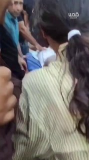 הילדה ההרוגה פארוק רמדאן נפרדת מאביה, שנהרג מכדורי הכיבוש בעת שהתעמת עם מתקפת המיליציות של המתנחלים בכפר טל.