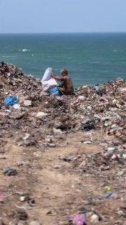 أطفال غزة يجمعون النفايات لإشعال النار بدل الألعاب