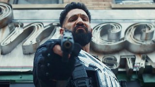 На Disney+ вышел часовой спецэпизод «Карателя»В центре «Последнего убийства» Фрэнк Касл, который пытается вести спокойную жизнь, но безуспешно. К роли антигероя снова вернулся Джон Бернтал — он же выступил соавтором сценария серии.Оценки от первых зрителей