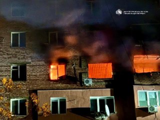 В результате ночной атаки в Днепре поврежден жилой дом, погибли два человека, пострадали десять, сообщают местные власти. Среди пострадавших девочки 9 и 14 лет.