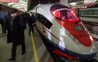 Власти хотят усилить слежку за поездками россиян на всех видах транспортаМинтранс подготовил проект приказа, который позволит властям точнее отслеживать перемещения россиян по стране и за границу на самолетах, поездах, автобусах и водном транспорте. На док